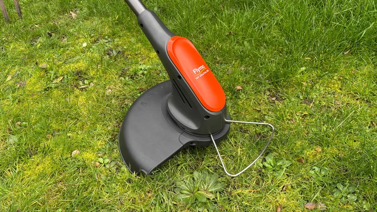 Flymo 18V UltraTrim 300 - close-up of trimmer head in action