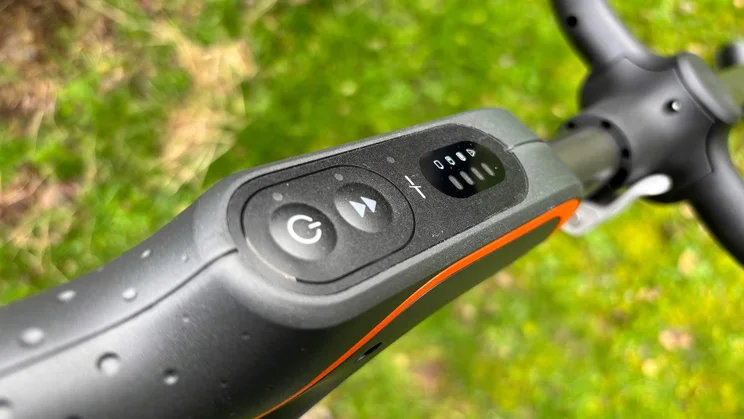 Flymo 18V UltraTrim 300 - close-up of handle and controls