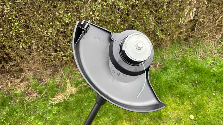 Flymo 18V UltraTrim 300 - close-up of trimmer head underside