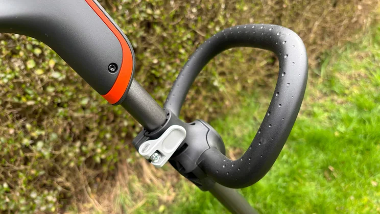 Flymo 18V UltraTrim 300 - close-up of ergonomic handle
