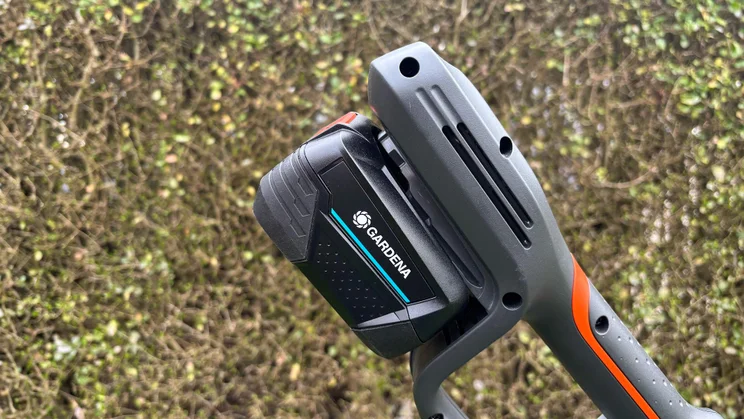 Flymo 18V UltraTrim 300 - close-up of handle with battery attached