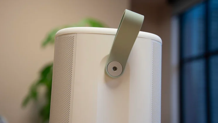 Rear view of the white Sonos Play showing its short carrying strap