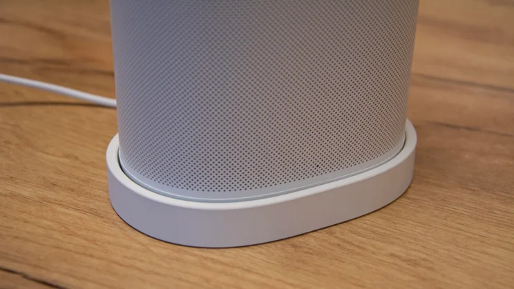 Close-up on the white Sonos Play speaker in its charging base