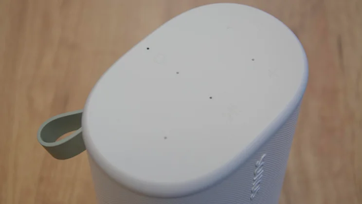 The touch controls on top of the white Sonos Play speaker