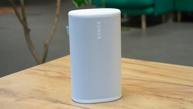 The white Sonos Play speaker stood vertically on a wooden desk