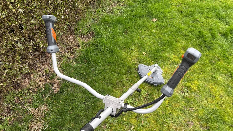 VonHaus 36V cordless 2-in-1 grass trimmer - ergonomic handles on grass