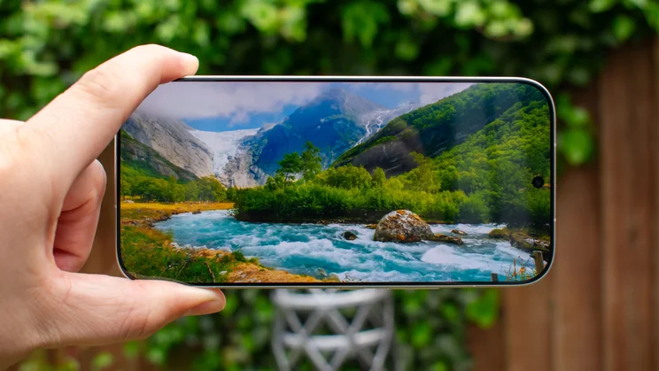 Honor 600 Pro displaying a nature video