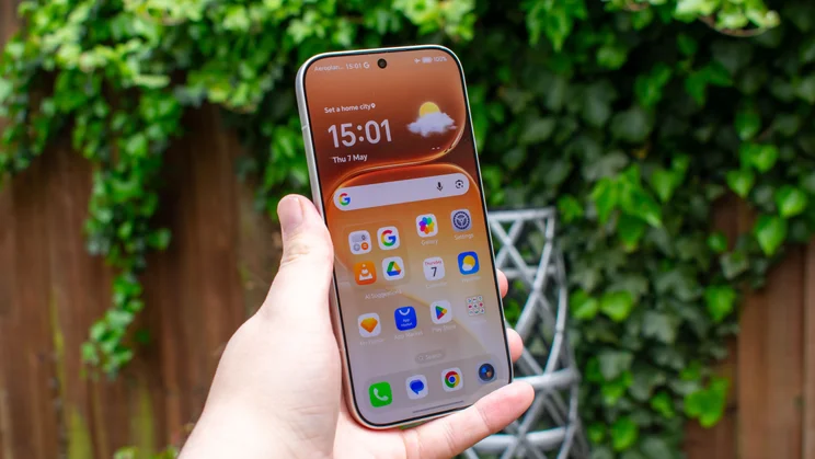Honor 600 Pro in hand, front view