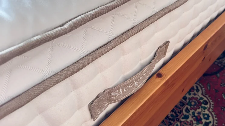 A closeup of the Sleepeezee Regency Kennington 4200 mattress' side handle