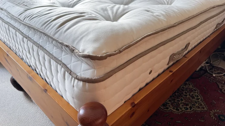 A corner of the Sleepeezee Regency Kennington 4200 mattress