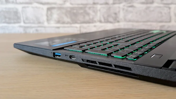 The Medion Deputy P1's right edge ports close up