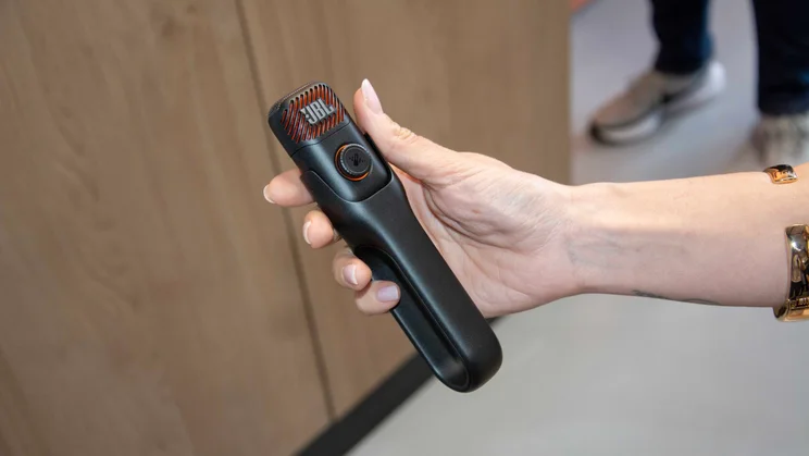 The JBL EasySing Mic Mini being held by an Italian influencer