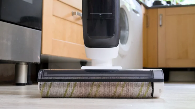 A close up on the Karcher FCV 3's cleaning head, from the front