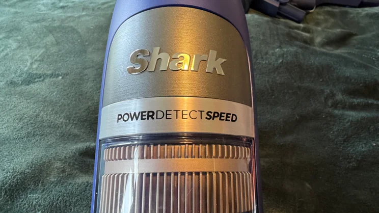 A picture of the logo on the front of the Shark PowerDetect Speed Clean and Empty Pet Pro cordless vacuum cleaner