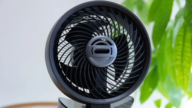 A closeup of the Dreo TurboCool Misting Fan 516S's fan