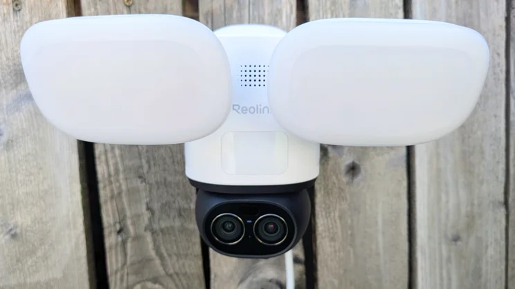 The Reolink TrackFlex mounted on a wooden fence