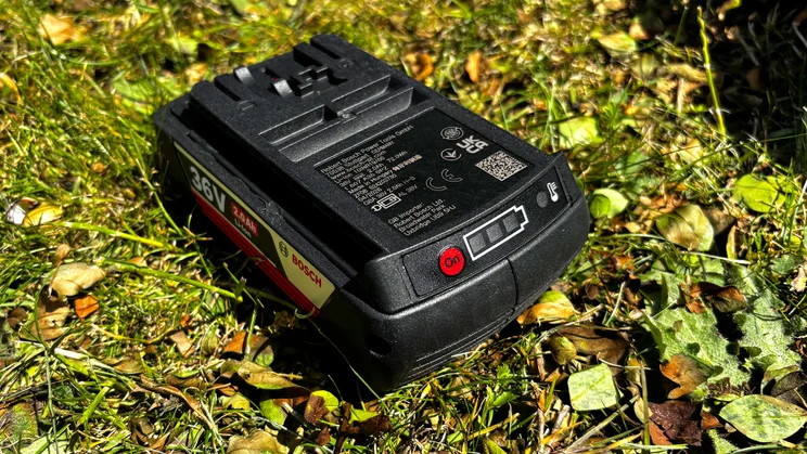 Bosch AdvancedHedgeCut 36V - close-up of battery unit