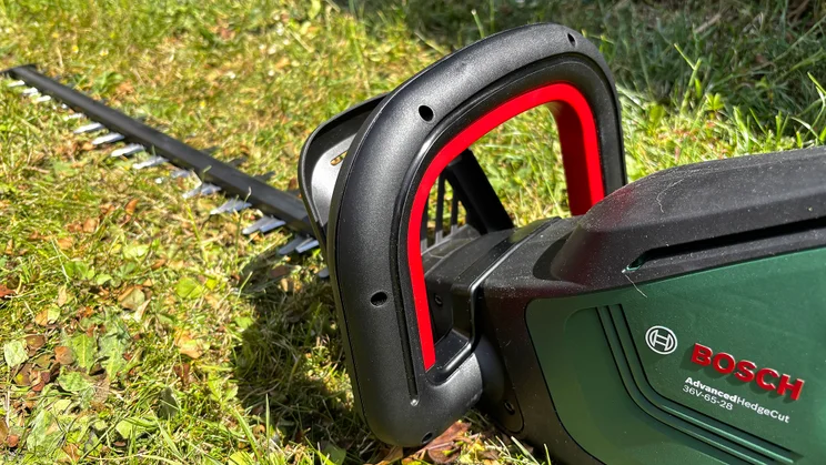 Bosch AdvancedHedgeCut 36V - close-up of ergonomic handle