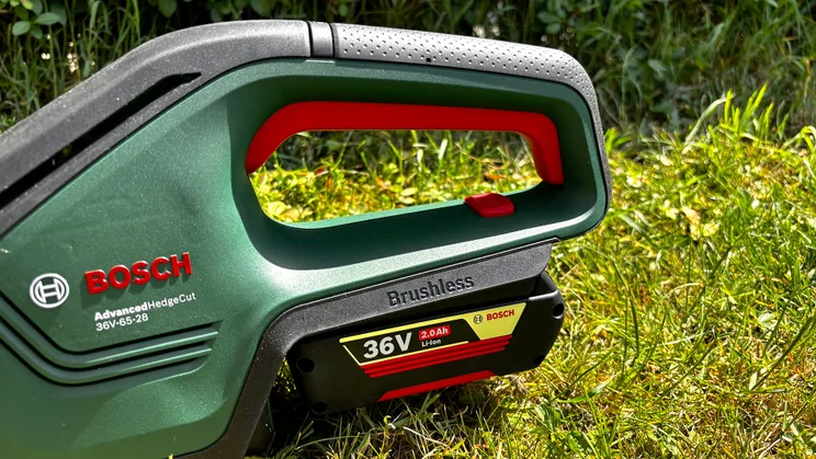 Bosch AdvancedHedgeCut 36V - close-up of trigger