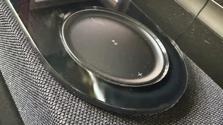 The control dial on top of the Bose Lifestyle Ultra Soundbar