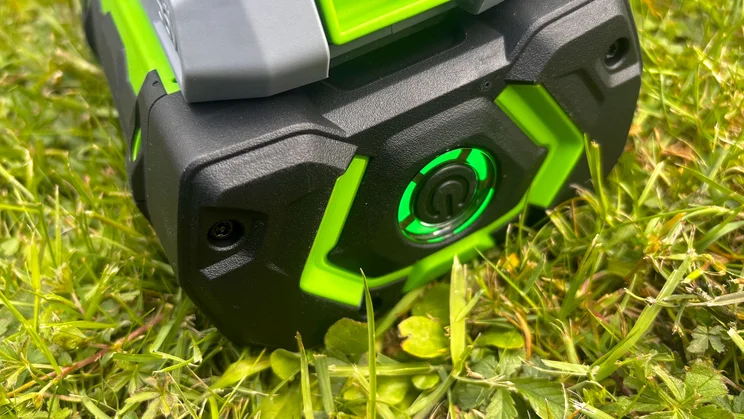 EGO HT5110E - close-up of battery lights