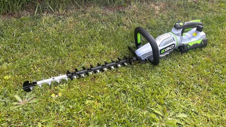 EGO HT5110E - wide shot of product placed on lawn