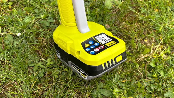Ryobi RY18HT40B - close-up of battery indicator lights