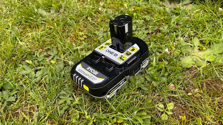 Ryobi RY18HT40B - close-up of battery