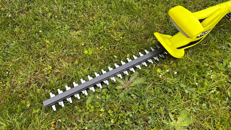 Ryobi RY18HT40B - close-up of blade