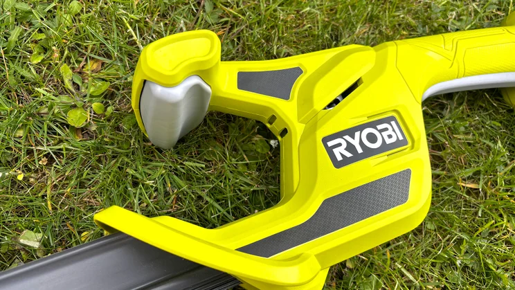 Ryobi RY18HT40B - close-up of handle