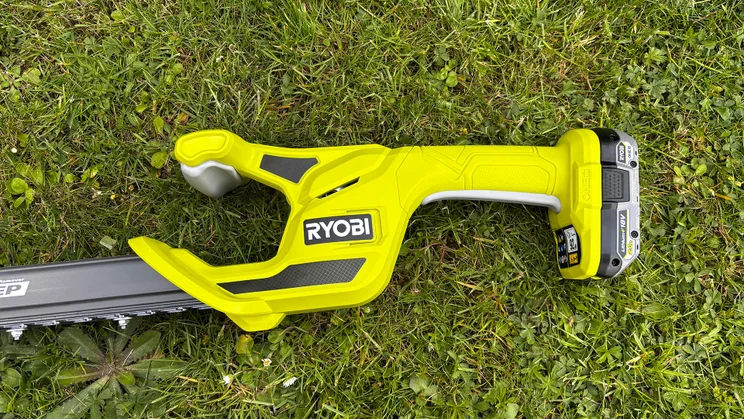 Ryobi RY18HT40B - close-up of body, handle, controls