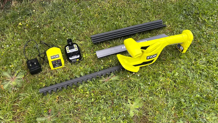 Ryobi RY18HT40B - box contents, arranged on grass