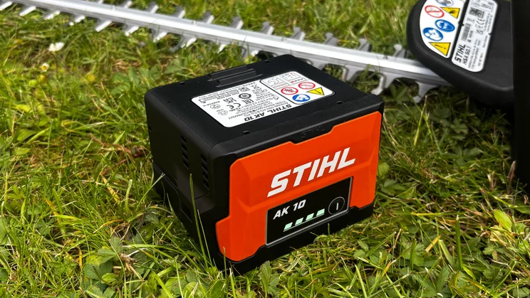 Stihl HSA 50 - close-up of battery with blade in background