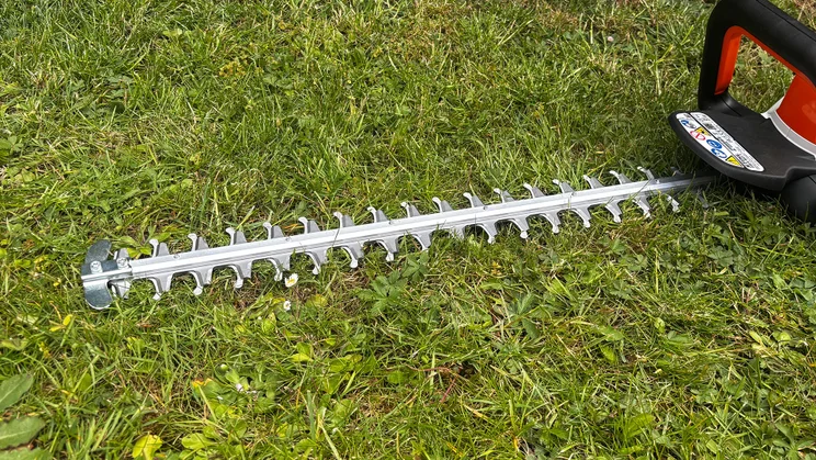 Stihl HSA 50 hedge trimmer - close-up of blade