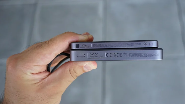 Side by side comparison of the UGreen MagFlow Air (10,000mAh) and the 5,000mAh model