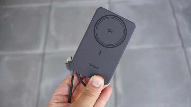 Rear view of the UGreen MagFlow Air (10,000mAh) showing the wireless charging section