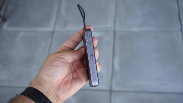 Side view of the UGreen MagFlow Air (10,000mAh) showing its thickness