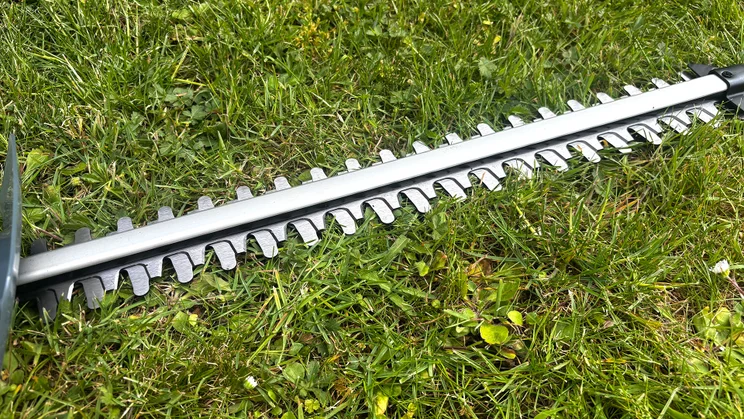 Close-up of VonHaus G-Series 40V hedge trimmer blade