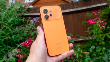 Honor 600 in hand, rear view
