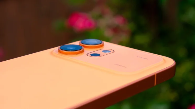 Honor 600 camera plateau, angled view