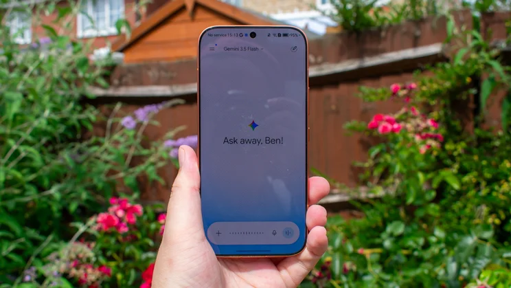 Honor 600 in hand, displaying AI features