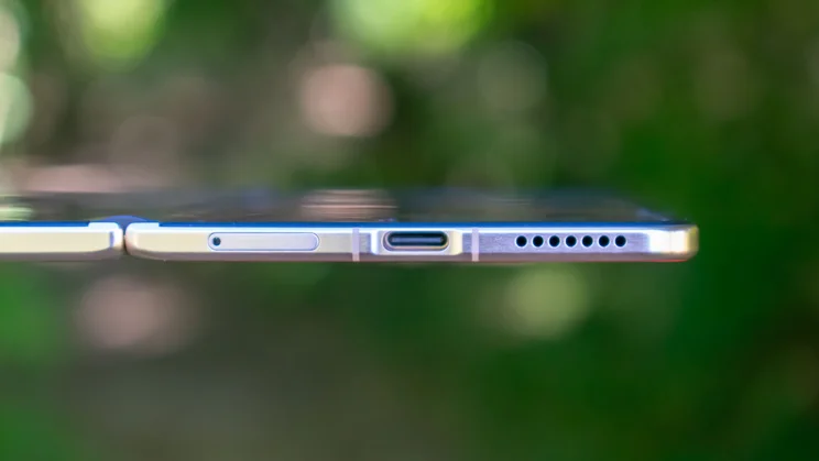 Honor Magic V6 unfolded, bottom edge