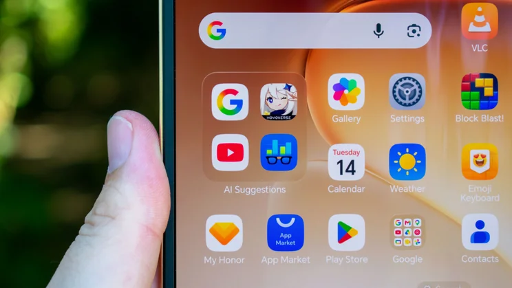 Close up of the Honor Magic V6's homescreen