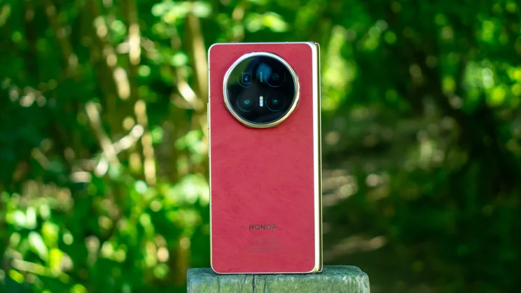 Honor Magic V6 folded, rear view