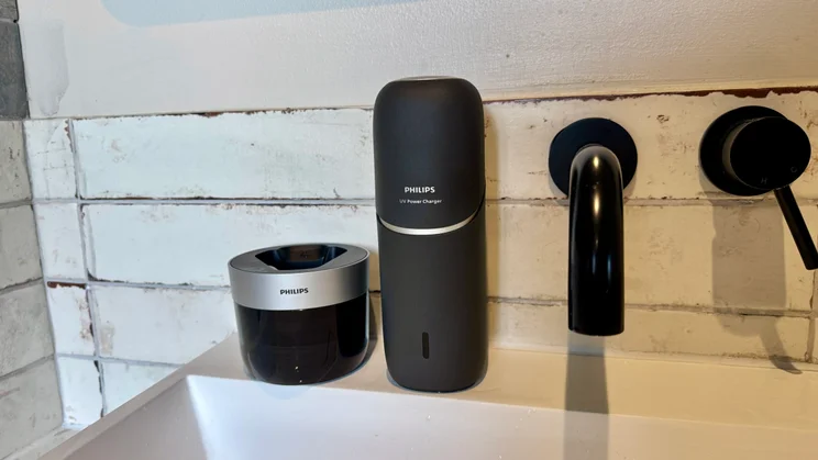 Philips i9000 Prestige Ultra - cleaning case and charging dock on sink edge