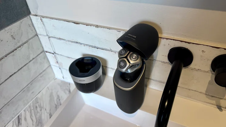 Philips i9000 Prestige Ultra - shaver in cleaning case on sink edge