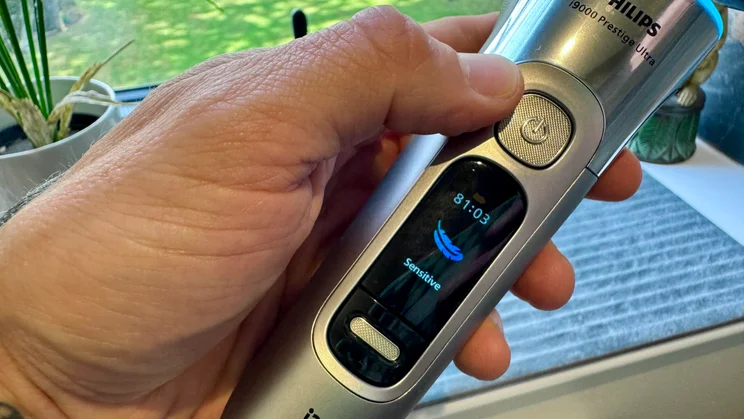 Philips i9000 Prestige Ultra - tester holding shaver, close-up of LED screen