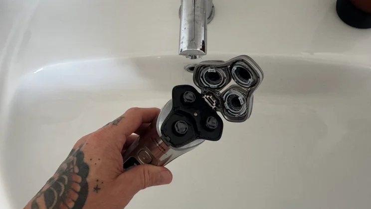 Philips i9000 Prestige Ultra - close-up of shaver head open to reveal inner workings