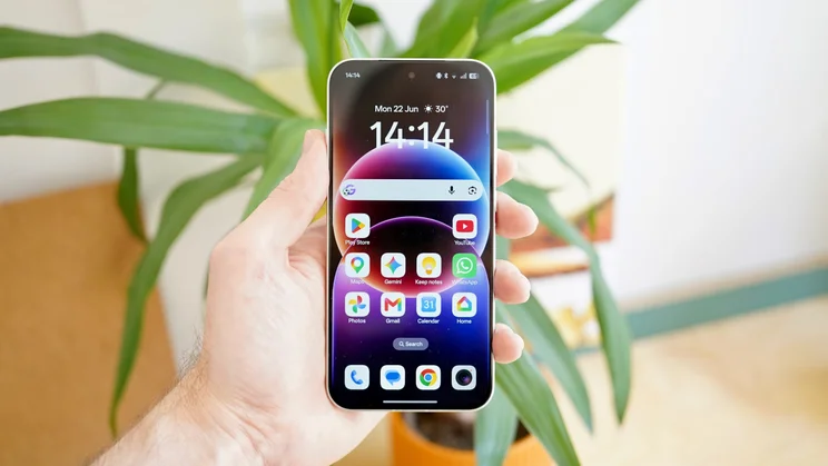 Oppo Reno 16 Pro in hand, displaying the homescreen