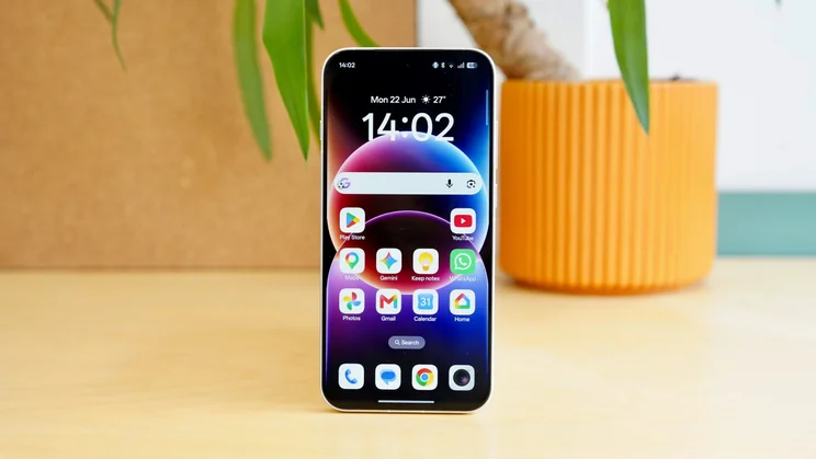 Oppo Reno 16 Pro, front view, displaying the homescreen